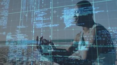 Yetişkin bir adam plaja odaklanmak için meditasyona başlıyor. Teknoloji kodlarını Mudra 'nın ellerine kaydırıyor. Dinginlik, farkındalık, dijital meditasyon, manzara, berraklık, rahatlama, konsantrasyon