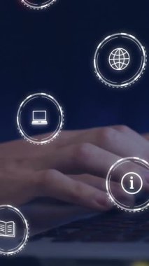 Kafkasyalı iş adamının dizüstü bilgisayar kullanarak simgelerle olan bağlantılarının animasyonu. Küresel iş, bağlantılar, hesaplama ve veri işleme kavramı dijital olarak oluşturulmuş video.