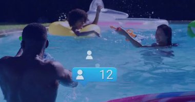 Havuza giren adam yeşil silah, turuncu ateş eden kadın, pembe silah, sosyal medya simgeleri 95 'e yükseliyor. Eğlence, yoldaşlık, eğlence, yaz, coşku, dostluk, kutlama