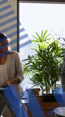 Ofisteki çeşitli iş adamları üzerinde veri işleme animasyonu. Küresel iş, bilgisayar ve dijital arayüz kavramı dijital olarak oluşturulmuş video.