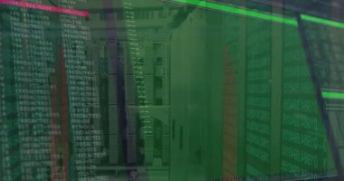 Sunucu koridoruna giren kamera veri akışını görselleştirirken kod örtüşmesine, genişlemesine neden oluyor. Teknoloji, siber güvenlik, veri, ağ, dijital, altyapı, yüksek teknoloji