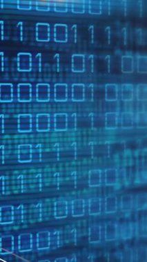 Karanlık arka planda ikili kodlama ve finansal veri işleme animasyonu. Küresel finans, iş, bağlantılar, hesaplama ve veri işleme kavramı dijital olarak oluşturulmuş video.