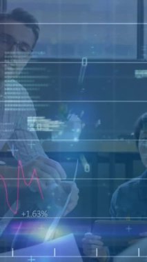 Ofisteki çeşitli iş adamları üzerinde finansal veri işleme animasyonu. Küresel finans, iş, bağlantılar, hesaplama ve veri işleme kavramı dijital olarak oluşturulmuş video.
