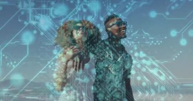 Uçurumun kenarında dikilen çift, etraflarındaki güneş ışığı oluşum devresini izleyerek teknolojilerini gösteriyor. Romantik, fütüristik, bağlantı, yenilik, canlılık, macera, huzur