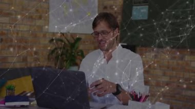 Adam dizüstü bilgisayar açıyor ve iş toplantılarına başlıyor. Canlandırılmış sohbet baloncuklarıyla yazıp işaret ediyor. Profesyonel, çalışma alanı, çağdaş, iletişim, işbirliği, üretkenlik, ofis ortamı