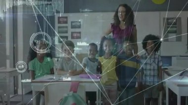 Öğrenci ağları kuran bir öğretmen sınıfta öğrenmeyi arttırıyor. Eğitim, sınıf, bağlantı, veri, teknoloji, işbirliği, anlayış