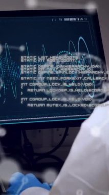 Kafkas kadın bilim adamının laboratuvarda bilimsel veri işleme animasyonu. Küresel bilim, bağlantılar, hesaplama ve veri işleme kavramı dijital olarak oluşturulmuş video.