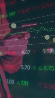 Akıllı telefon kullanan bir adamın orta kesiminde borsa veri işleme animasyonu. Küresel ekonomi ve iş teknolojisi kavramı