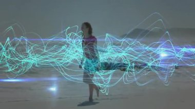Kadın plajda yürüyor gövde etrafında siyanür dalgaları oluşturuyor sonra da kollarını açıp teknolojiyi kucaklıyor. Dijital, enerjik, fütüristik, manzara, yenilikçi, canlı, dinamik