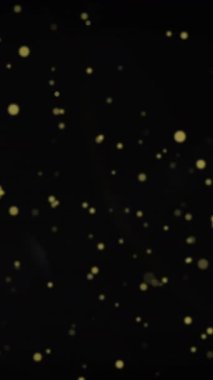 Siyah arka planda hareket eden sarı noktaların animasyonu. Renk, şekil ve hareket konsepti dijital olarak oluşturulmuş video.