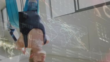 Yoga partnerleri dizlerini ipek hamağa çeviriyor, gövdeleri ters çeviriyor veri haritalarıyla dengede tutuyor. Akrobasi, esneklik, sağIık, modern, işbirliği, dinamik, fitness