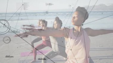 Sahilde savaşçı pozu veren üç kadın animasyon veri düğümleriyle fitness takibine başlıyor. Sağlık, zindelik, uyum, dijital, açık hava, işbirliği, farkındalık