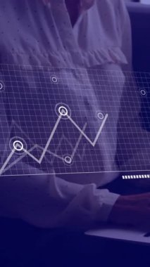 Ofiste dizüstü bilgisayar kullanan Kafkas iş kadınının finansal veri işleme animasyonu. Küresel finans, iş, bağlantılar, hesaplama ve veri işleme kavramı dijital olarak oluşturulmuş video.