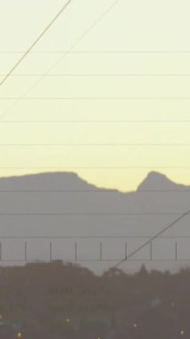 Elektrik direği ve peyzaj üzerindeki istatistik ve veri işleme animasyonları. küresel enerji, elektrik ve veri işleme kavramı dijital olarak oluşturulmuş video.