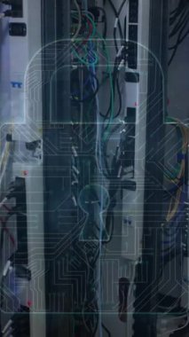 Beyaz kadın mühendis sunucu odasında çalışan güvenlik asma kilit ikonu ve yuvarlak tarayıcılara karşı. Siber güvenlik ve iş veri depolama teknolojisi kavramı