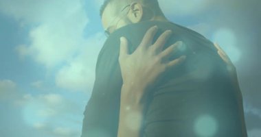 Partnerinin omuzlarının üzerinden uzanan bir kadın ona sarılıyor, sağlık ilanında deniz fenerini yansıtan gözlük gösteriyor. Romantizm, şefkat, bağlantı, açık hava, manzara, sükunet, mutluluk