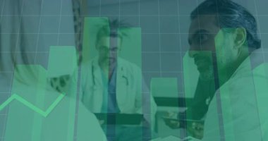 Yeşil çizgiler yükseldiğinde, doktor tableti tıkırdatırken tıbbî toplantılara rehberlik ediyor. Tıbbi, işbirliği, analitik, teknoloji, sağlık, veri, takım çalışması