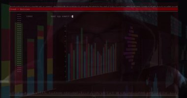 Terminal komutuna giren ve sipariş işleme kodunun arkasındaki grafikleri gösteren SQL oturumunu başlatan adam. Teknoloji, veri, analitik, kodlama, siber güvenlik, dijital, yenilik