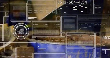 Zanaatkar davul troweling plakasından havan topunu karıştırırken veriler tutarlılığı gösteriyor. Sanayi, zanaat, inşaat, kılavuz, teknoloji, yenilik, atölye