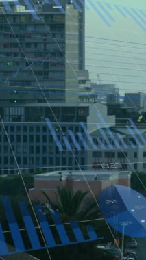 Şehir manzarası üzerinde finansal veri işleme animasyonu. Küresel finans, iş, bağlantılar, hesaplama ve veri işleme kavramı dijital olarak oluşturulmuş video.