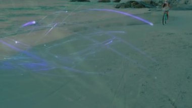 Sahilde bisiklet süren bir kadın teknoloji gösterisi için bisiklet tekerlekleri etrafında hareketli ışık yolları açıyor. Deniz manzarası, hareket, ışıltı, sükunet, macera, açık hava, fantezi