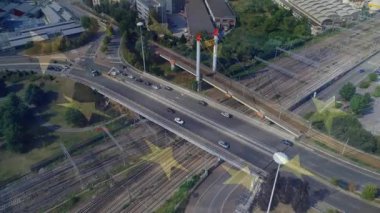 Açılışta, çok şeritli köprü üzerinde kayan sarı yıldızın yer aldığı rayın altı çizili. Ulaşım, altyapı, kentsel, hava, ağ, manzara, modern