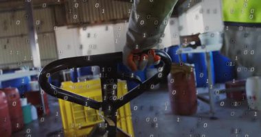 Depo operatörü ikili kaplama kullanarak lojistik için sandık taşıyıp kaldırıyor. Sanayi, lojistik, ekipman, güvenlik, verimlilik, teknoloji, çalışma alanı