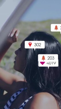 Araba kullanan insanlarla ilgili sosyal medya animasyonları. Teknoloji, seyahat, iletişim, bağlantı, akıllı telefon, etkileşim