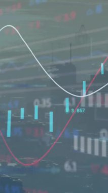 Şehir manzarası üzerinde finansal veri işleme animasyonu. Küresel iş, finans, iletişim ve dijital arayüz kavramı dijital olarak oluşturulmuş video.