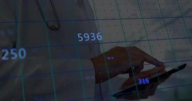 Akıllı telefonu dinleyen ve steteskop çevresindeki şebeke yüzdeleriyle tıbbi ölçümleri izleyen bir doktor. Sağlık, teletıp, dijital, analitik, yenilik, profesyonellik, teknoloji