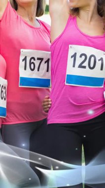 Çeşitli gülümseyen kadınlar grubu üzerinde pembe kurdele logosu ve mavi dalga. Göğüs kanseri pozitif farkındalık kampanyası konsepti dijital olarak üretildi.