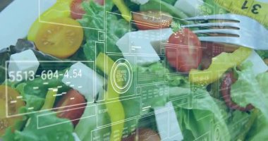 Taze salata üzerine kamera açılışı holografik panellerin besin verilerini güncelleyerek kaydırmasına neden oluyor. Sağlık, beslenme, teknoloji, yenilik, sağlık, dijital, tazelik