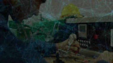 Teknisyen panel girişine sensör tüpü yerleştiriyor, elektronik laboratuvar testleri sırasında kadranı ayarlıyor. Teknoloji, yenilik, kesinlik, mühendislik, tanı, atölye, endüstri