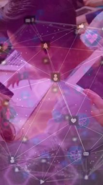 Ofisteki çeşitli kadın ve erkek iş arkadaşlarının ikonlarla olan bağlantılarının animasyonu. İş, işbirliği ve dijital olarak üretilen teknoloji konseptiyle çalışma.