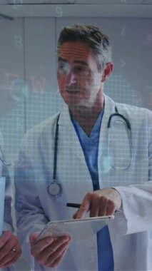Hastanede dijital tablet üzerinde tartışan iki farklı erkek doktorun veri işleme animasyonu. Tıbbi sağlık teknolojisi kavramı