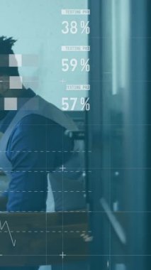 Çeşitli iş arkadaşlarının ofiste raporları tartışması üzerine bilgi arayüzü animasyonu. Dijital bileşik, çoklu pozlama, iş, büyüme, ilerleme, küresel ve teknoloji kavramı.