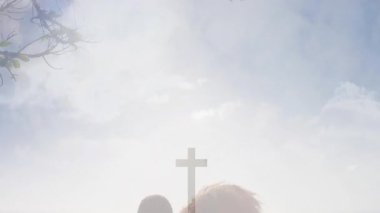 Güneş ışıltısı, çapraz finallerle tırabzanlara yaslanan ve turizmde ufka bakan çifti gözler önüne seriyor. Romantik, huzur, sahil, siluet, sükunet, tefekkür, manzara