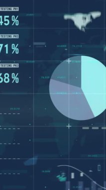 Mavi arkaplandaki dünya haritasıyla şebeke üzerinden istatistiksel veri işleme animasyonu. Küresel ağ ve iş veri teknolojisi kavramı