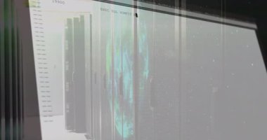 Dönen grafik raflarda kayboluyor monitör kaydırmalı SQL kod işleme emirleri değişiyor. Teknoloji, veri, siber güvenlik, dijital, ağ, altyapı, yenilik