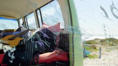 Minibüs kapağı kaldırıldıktan sonra, battaniyeler ve gitar ortalanırken dijital HUD veri göstermek için canlandırma yapıyor. Macera, rahatlama, açık hava, bohem, yaşam tarzı, modern, manzaralı