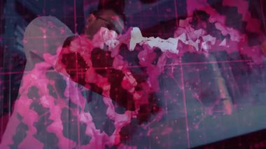 Laboratuvarda dokunmatik ekrana dokunan bilim adamı DNA parçasını analiz için durdurup izole ediyor. Titiz, yenilikçi, fütürist, araştırma, görselleştirme, dijital, analitik