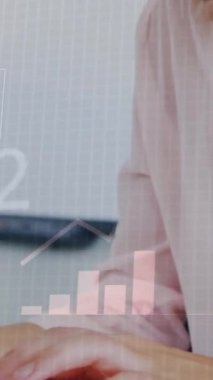 Ofiste çalışan bir iş kadını için ikili kod ve finansal veri animasyonu. teknoloji, finans, dijital, analitik, yatırım, ekonomi