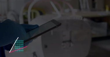 Laboratuvarda elinde tablet bulunan teknisyen çubukları gösteriyor ve beyaz mor çizgileri takip ediyor. Teknoloji, veri analizi, endüstriyel, yenilik, dijital, mühendislik, bilimsel