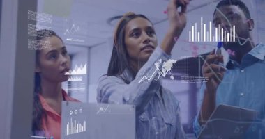 Çalışma ekibi keçeli kalem alıyor, saydam tahtada yükselen grafiği çiziyor iş analizini mümkün kılıyor. İşbirliği, takım çalışması, yenilik, veri görselleştirme, profesyonel, analitik, modern tasarım