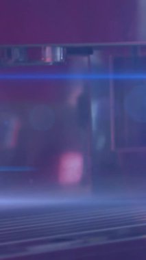 Kahve makinesi kullanan bir adamın üzerindeki ışık lekelerinin canlandırması. küresel iş ve dijital arayüz kavramı dijital olarak oluşturulmuş video.