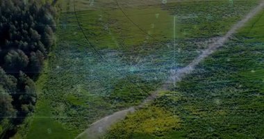 Çayırın kenarında beliren beyaz duman bulutu HUD kaplamalı rüzgar akışını çapraz olarak gösteriyor. Hava, manzara, izleme, teknoloji, doğa, rüzgar, izleme