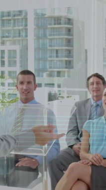 Bir iş kadını konferans sırasında bir soru sorar. Küresel bağlantılar iş dünyası dijital arayüz teknolojisi ve dijital olarak oluşturulan ağ konsepti.