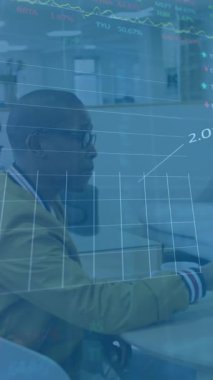 Ofisteki çeşitli iş adamları üzerinde finansal veri işleme animasyonu. Küresel iş ve dijital arayüz kavramı dijital olarak oluşturulmuş video.