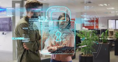 Tableti tıkırdatan iş arkadaşları, asma kilit tarama çizelgeleri analizi tamamlandı. İşbirliği, teknoloji, veri, yenilik, iş, takım çalışması, dijital