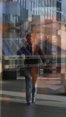 Kafkasyalı iş kadınının bilgisayarını akıllı telefondan konuşan Afrikalı Amerikalı adama tercih edişinin animasyonu. Küresel iş, teknoloji ve dijital arayüz kavramı dijital olarak oluşturulmuş video.